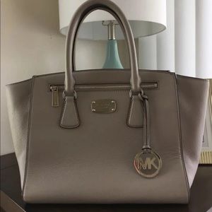 Michael kors jet set tote crossbody